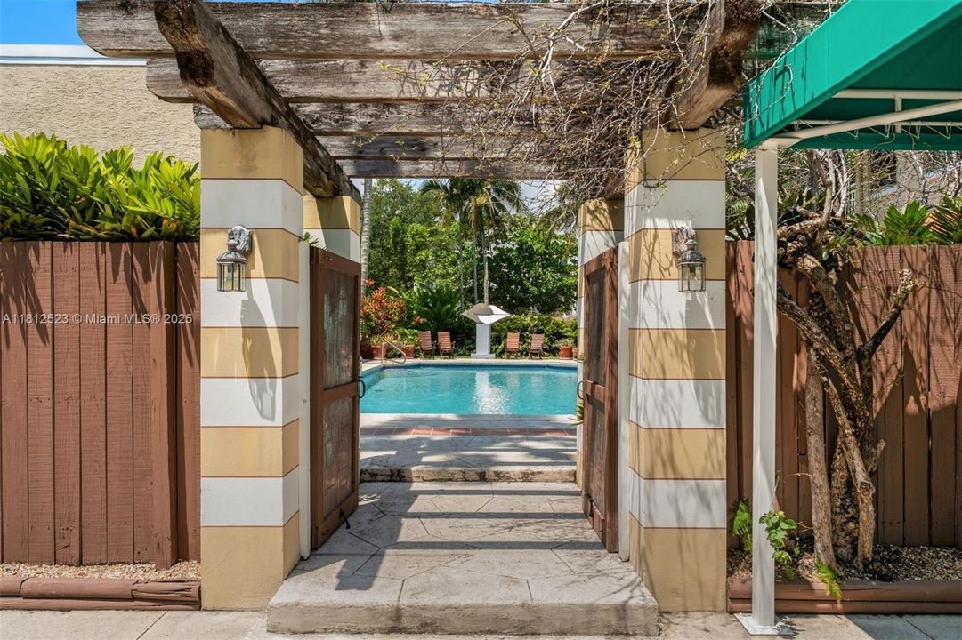 Activo con contrato: $3,180,000 (5 camas, 4 baños, 4611 Pies cuadrados)