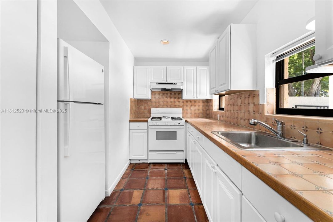 Activo con contrato: $3,180,000 (5 camas, 4 baños, 4611 Pies cuadrados)