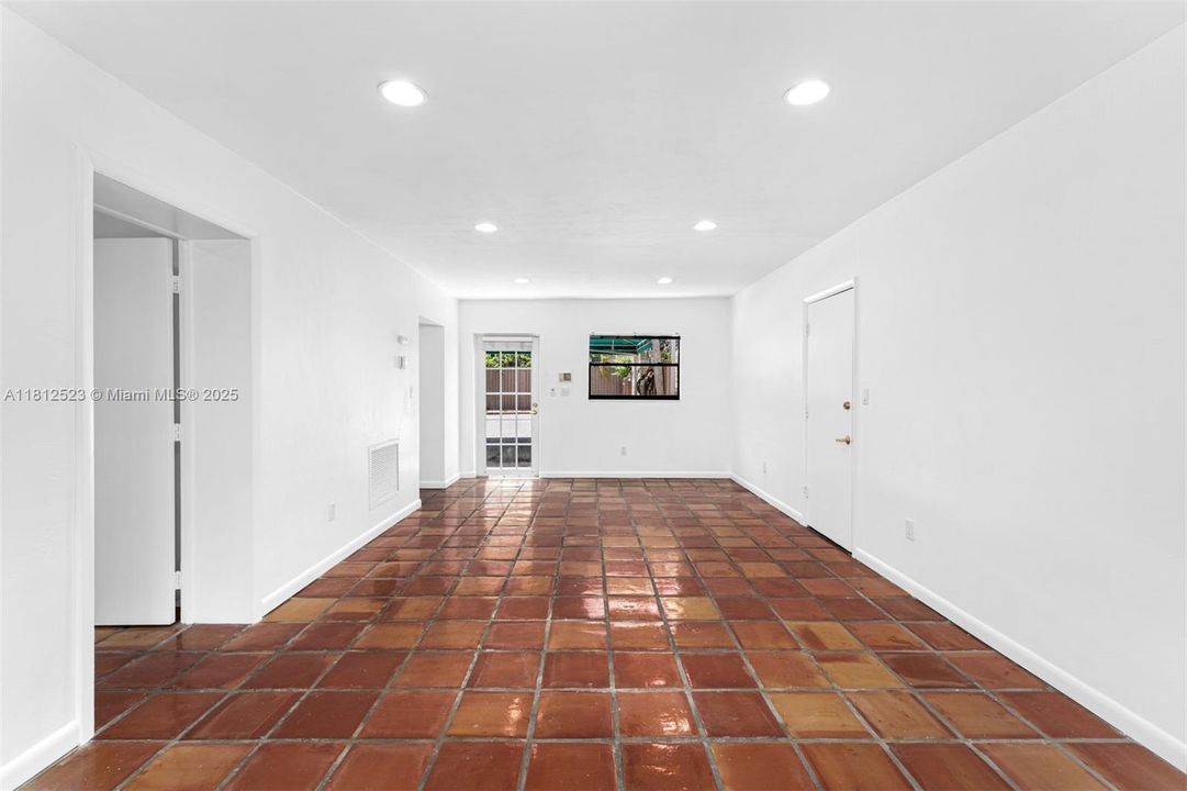 Activo con contrato: $3,180,000 (5 camas, 4 baños, 4611 Pies cuadrados)