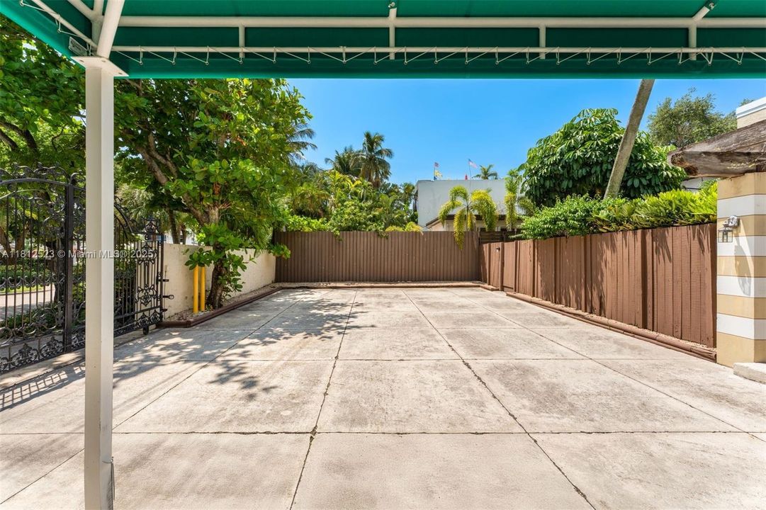 Activo con contrato: $3,180,000 (5 camas, 4 baños, 4611 Pies cuadrados)