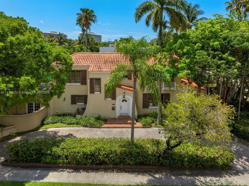 Activo con contrato: $3,180,000 (5 camas, 4 baños, 4611 Pies cuadrados)