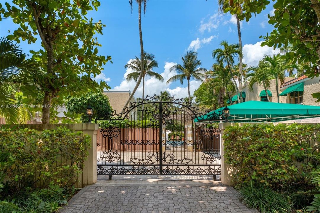 Activo con contrato: $3,180,000 (5 camas, 4 baños, 4611 Pies cuadrados)