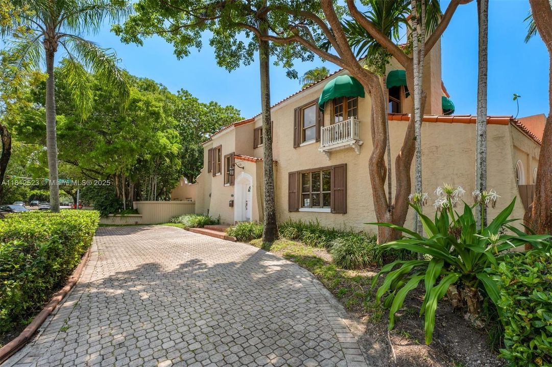 Activo con contrato: $3,180,000 (5 camas, 4 baños, 4611 Pies cuadrados)