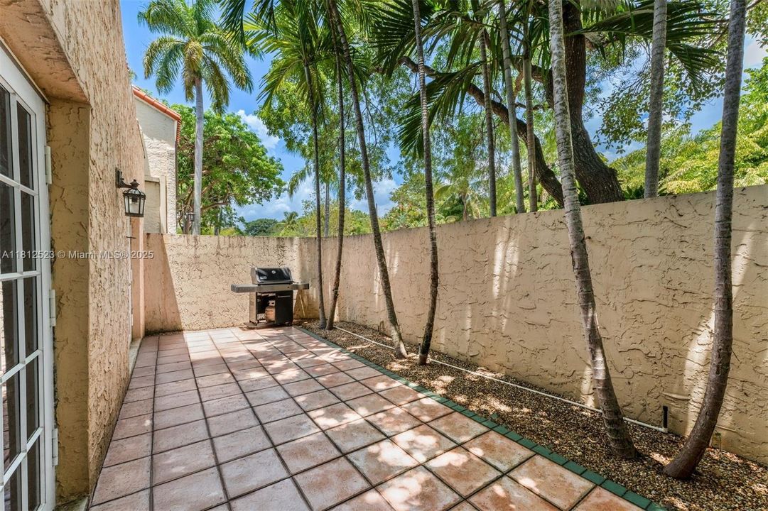 Activo con contrato: $3,180,000 (5 camas, 4 baños, 4611 Pies cuadrados)