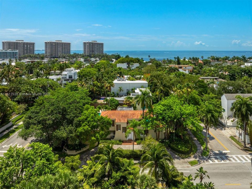 Activo con contrato: $3,180,000 (5 camas, 4 baños, 4611 Pies cuadrados)