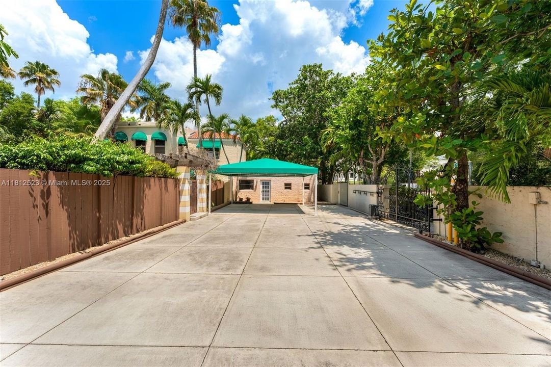 Activo con contrato: $3,180,000 (5 camas, 4 baños, 4611 Pies cuadrados)