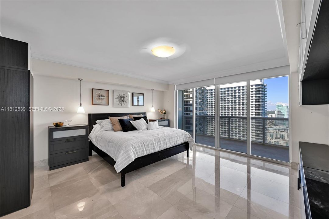 For Sale: $2,445,000 (3 beds, 3 baths, 2065 Square Feet)