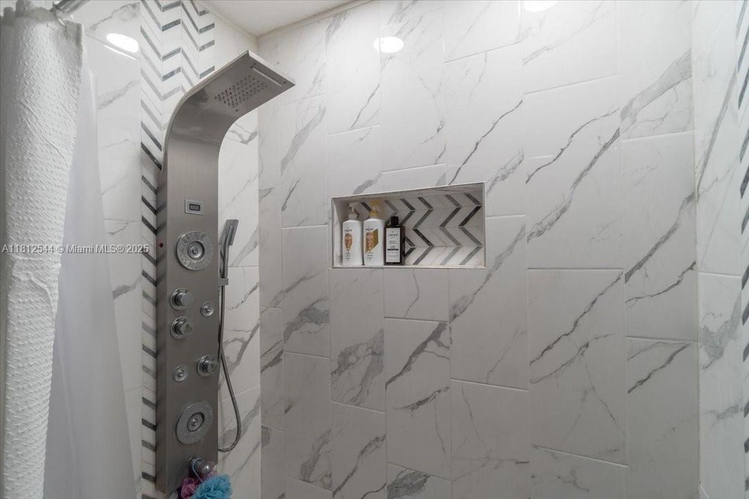 最近售出: $624,500 (5 贝兹, 4 浴室, 1492 平方英尺)