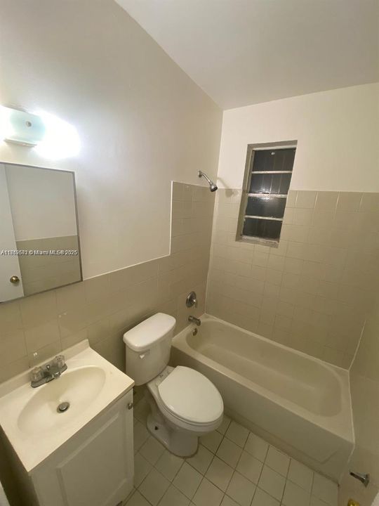 Recently Rented: $2,275 (3 beds, 1 baths, 1940 Square Feet)