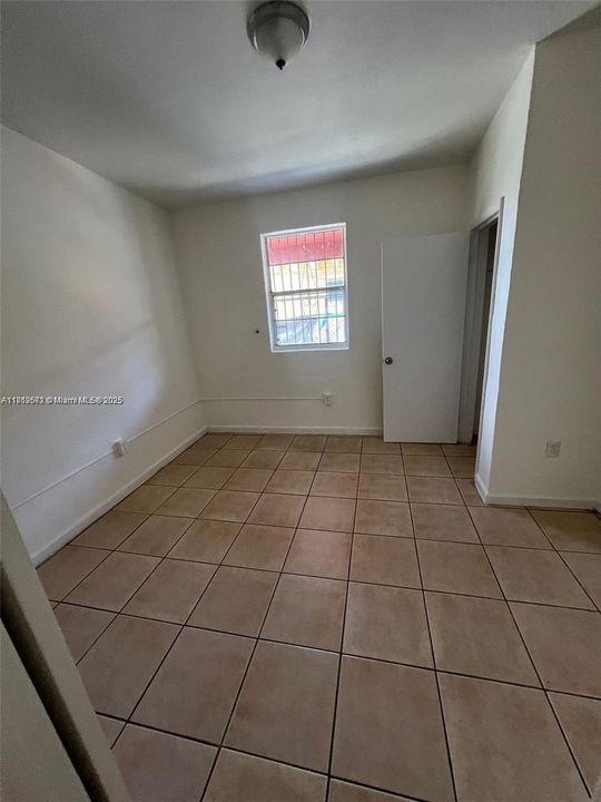 Recently Rented: $2,275 (3 beds, 1 baths, 1940 Square Feet)