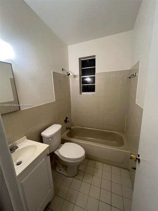 Recently Rented: $2,275 (3 beds, 1 baths, 1940 Square Feet)