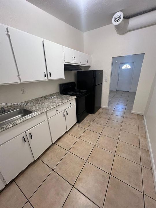 Recently Rented: $2,275 (3 beds, 1 baths, 1940 Square Feet)