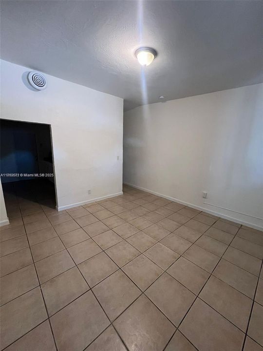 Recently Rented: $2,275 (3 beds, 1 baths, 1940 Square Feet)