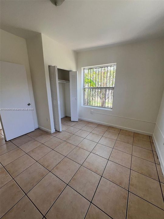 Recently Rented: $2,275 (3 beds, 1 baths, 1940 Square Feet)