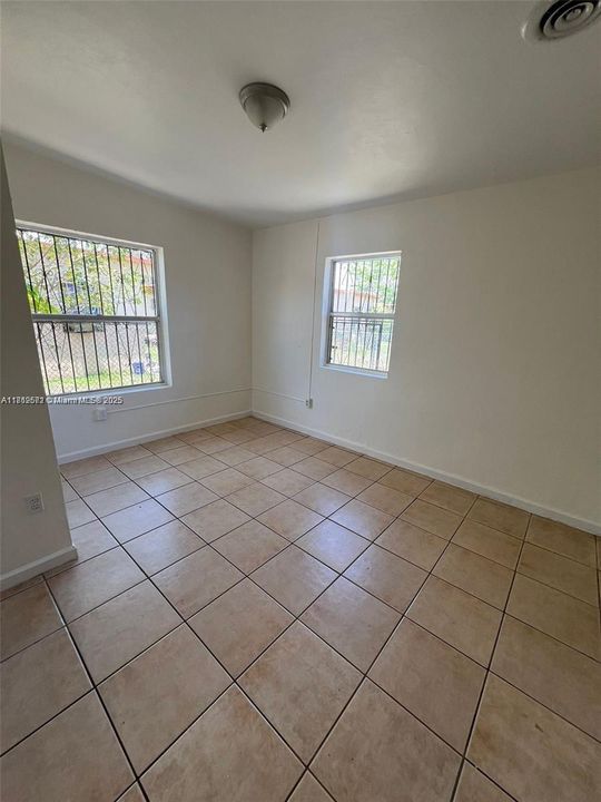 Recently Rented: $2,275 (3 beds, 1 baths, 1940 Square Feet)