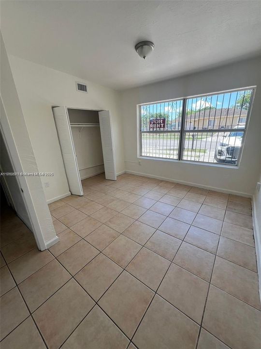 Recently Rented: $2,275 (3 beds, 1 baths, 1940 Square Feet)