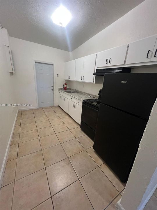 Recently Rented: $2,275 (3 beds, 1 baths, 1940 Square Feet)