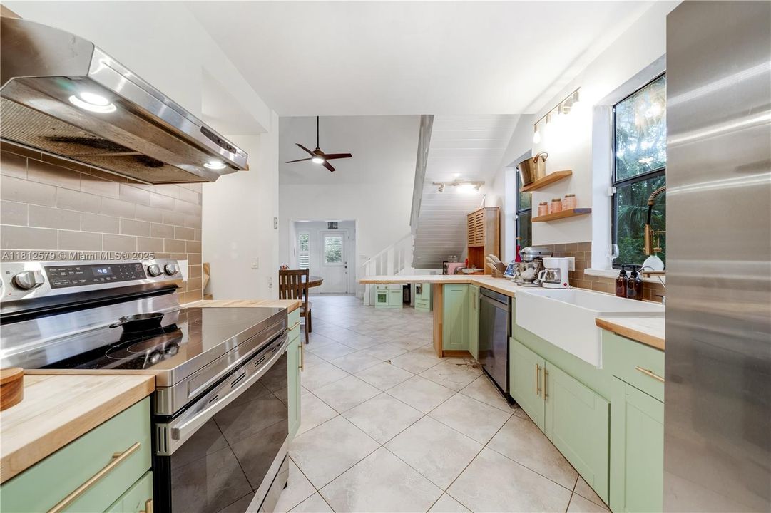 待售: $570,000 (3 贝兹, 2 浴室, 1683 平方英尺)