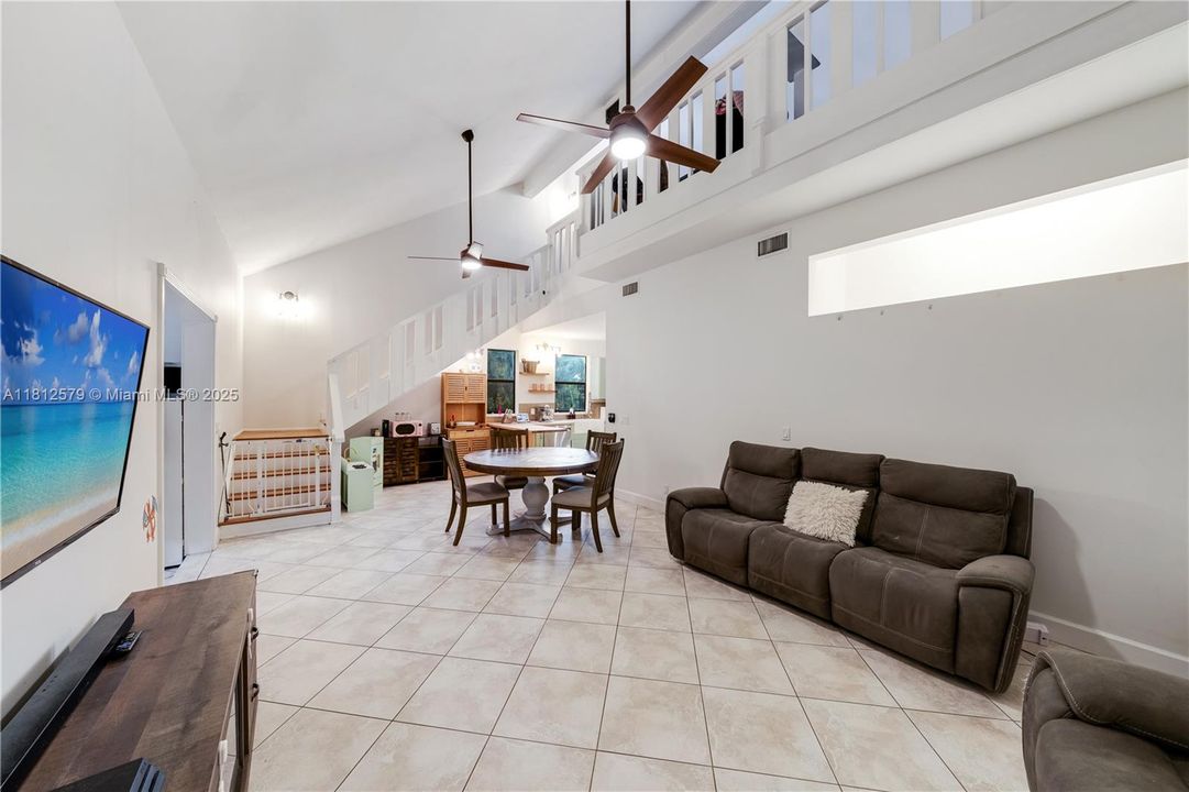 待售: $570,000 (3 贝兹, 2 浴室, 1683 平方英尺)