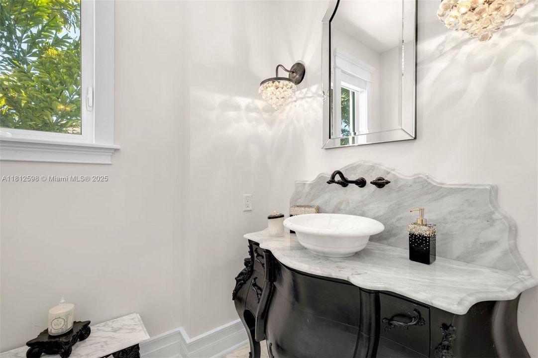 В аренду: $50,000 (6 спален, 6 ванн, 6816 Квадратных фут)