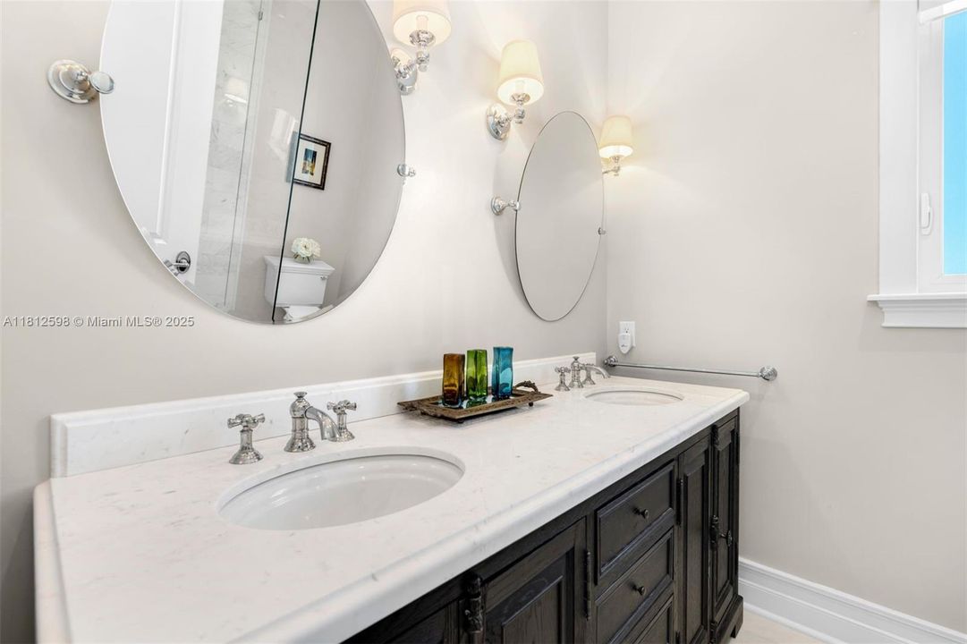 В аренду: $50,000 (6 спален, 6 ванн, 6816 Квадратных фут)