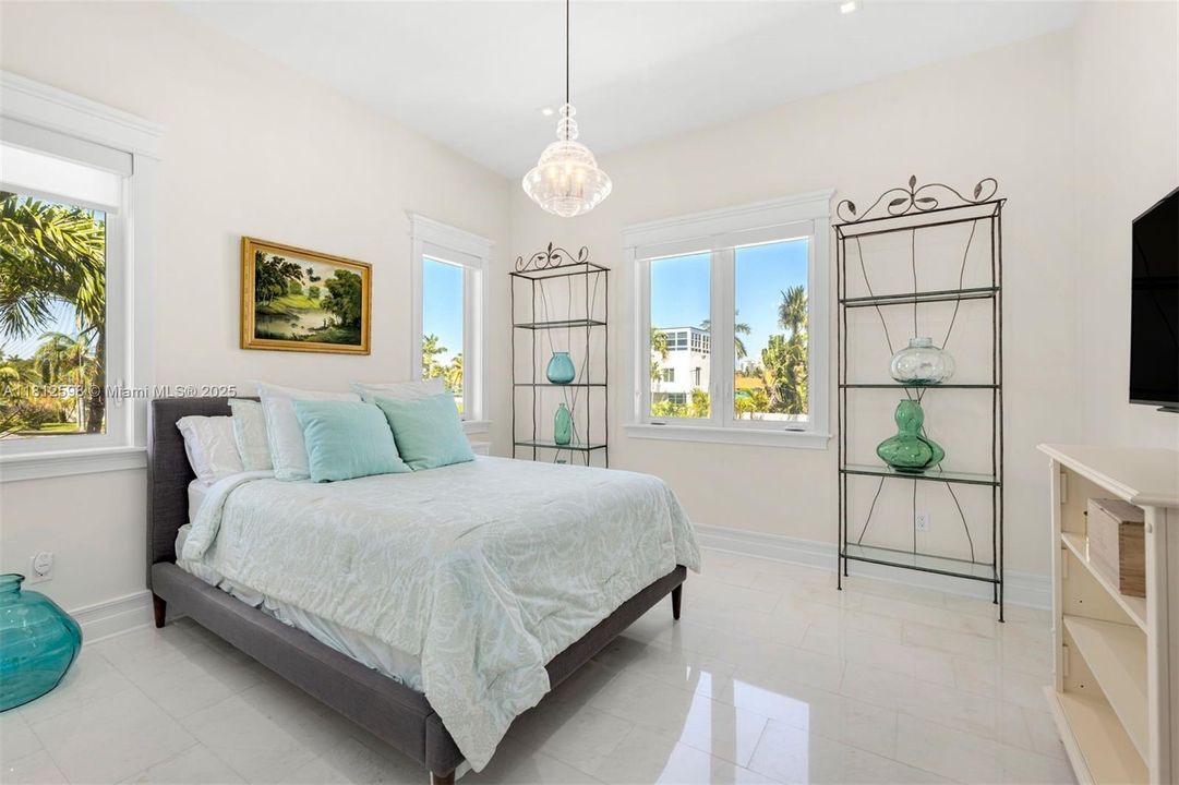 В аренду: $50,000 (6 спален, 6 ванн, 6816 Квадратных фут)