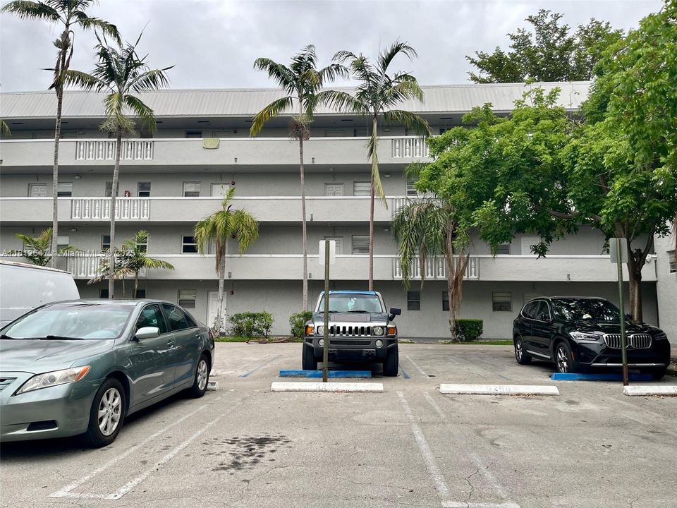 Под контрактом: $174,900 (1 спален, 1 ванн, 664 Квадратных фут)