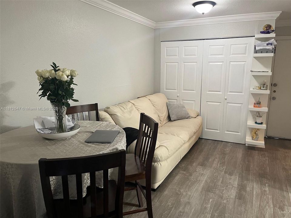 Под контрактом: $174,900 (1 спален, 1 ванн, 664 Квадратных фут)