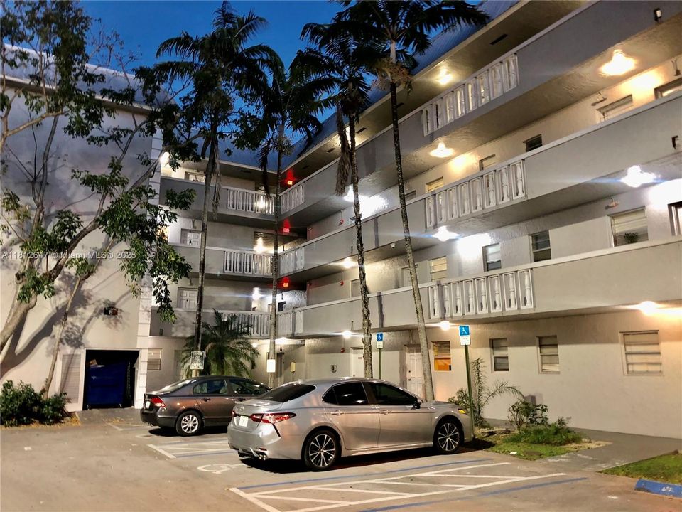 Под контрактом: $174,900 (1 спален, 1 ванн, 664 Квадратных фут)