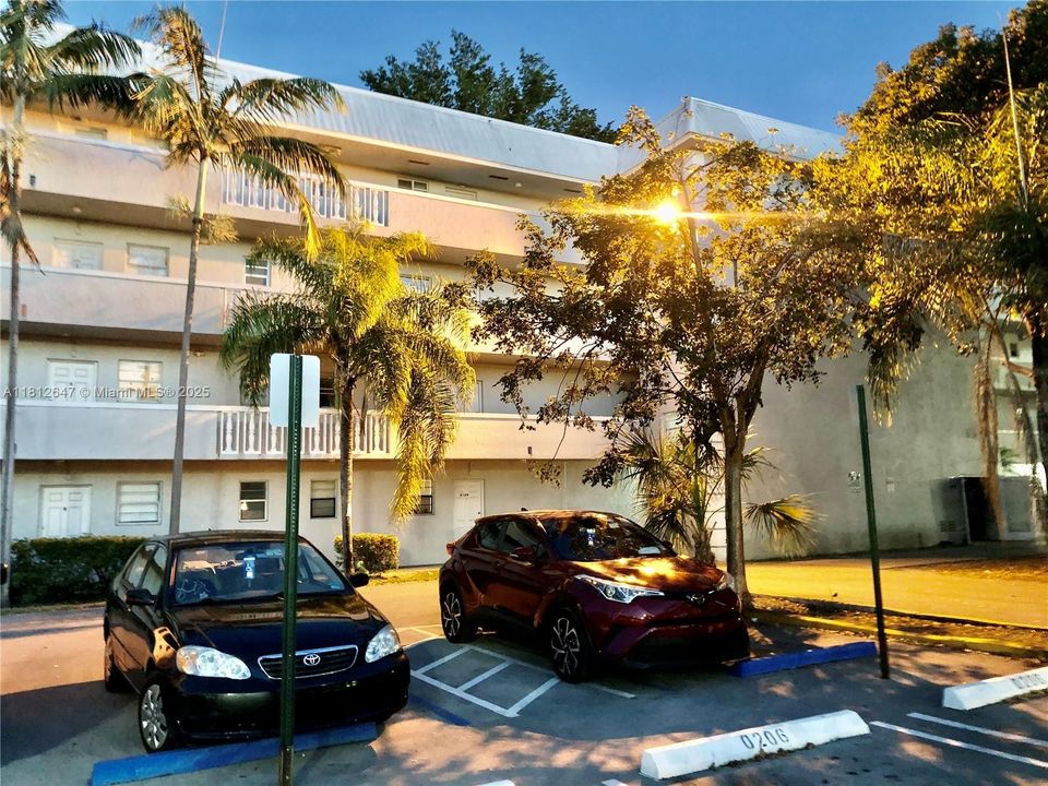 Под контрактом: $174,900 (1 спален, 1 ванн, 664 Квадратных фут)