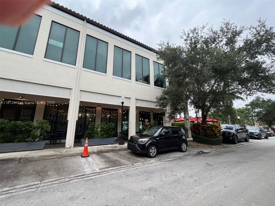 Под контрактом: $174,900 (1 спален, 1 ванн, 664 Квадратных фут)