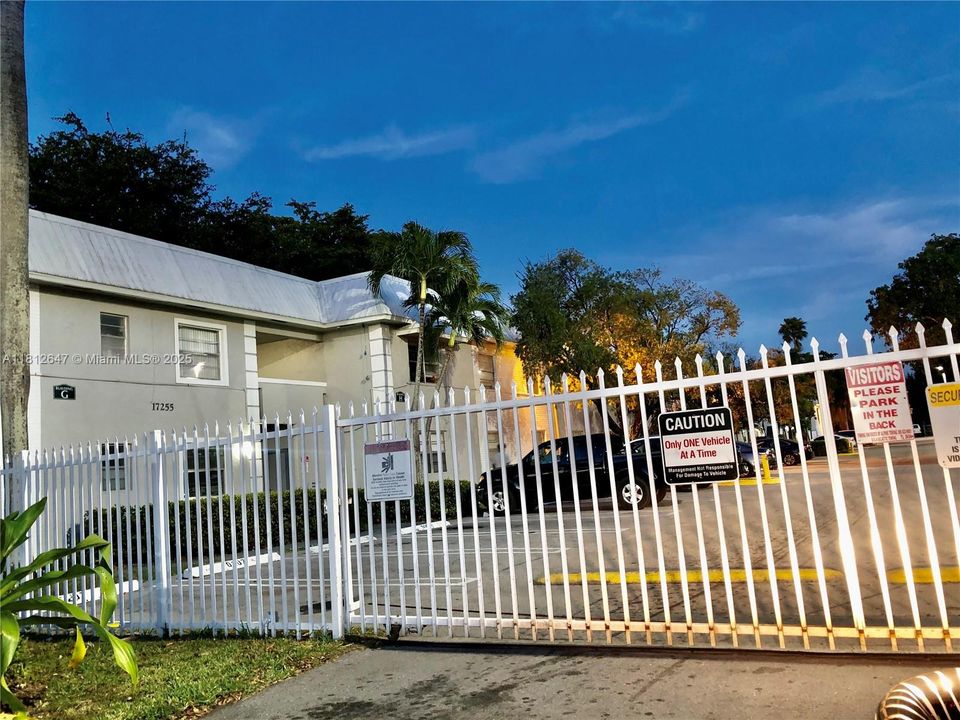 Под контрактом: $174,900 (1 спален, 1 ванн, 664 Квадратных фут)