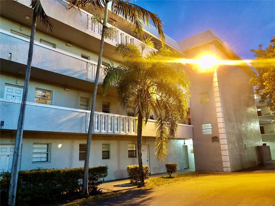 Под контрактом: $174,900 (1 спален, 1 ванн, 664 Квадратных фут)