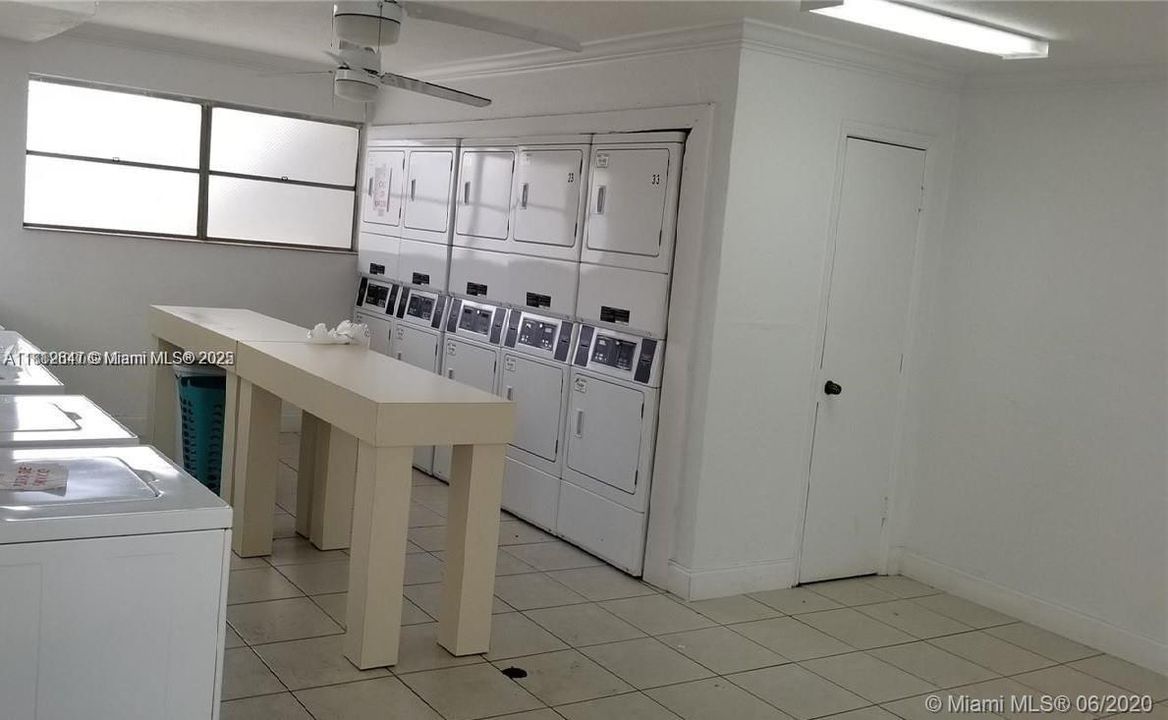 Под контрактом: $174,900 (1 спален, 1 ванн, 664 Квадратных фут)