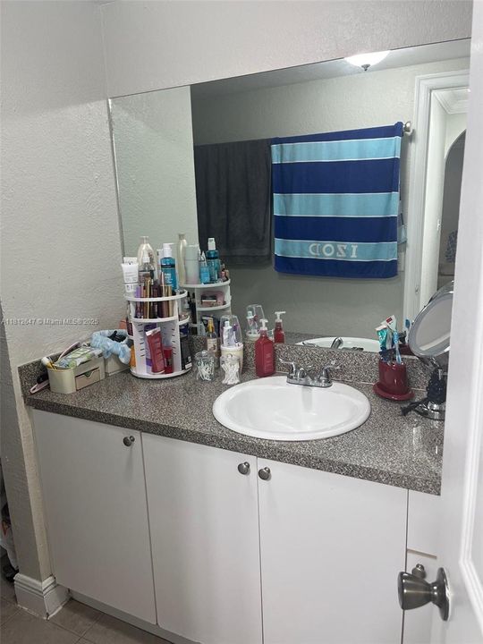 Под контрактом: $174,900 (1 спален, 1 ванн, 664 Квадратных фут)