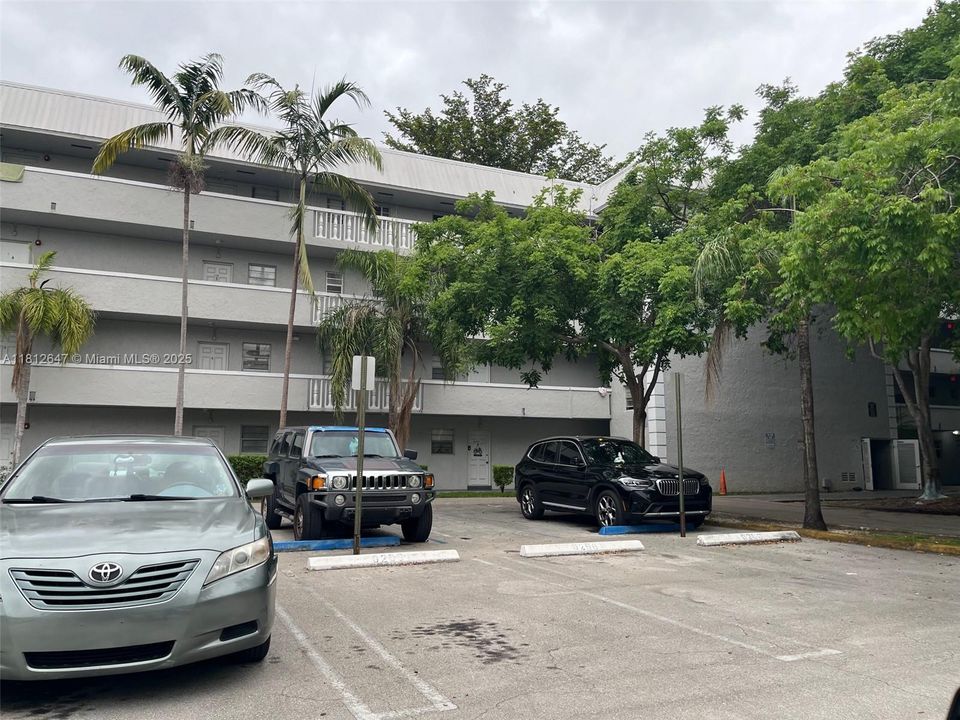 Под контрактом: $174,900 (1 спален, 1 ванн, 664 Квадратных фут)