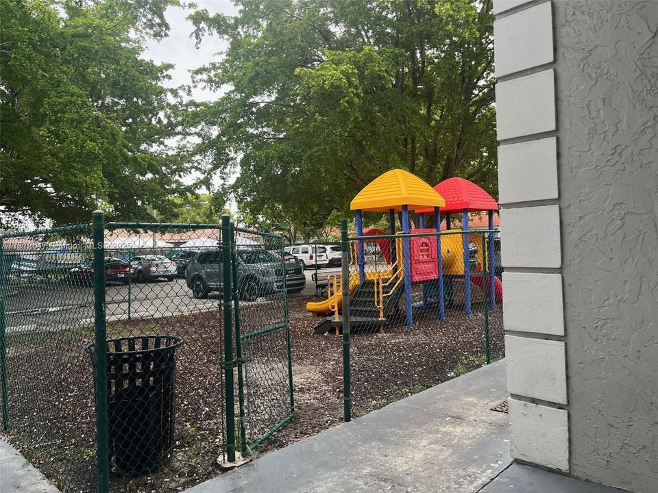 Под контрактом: $174,900 (1 спален, 1 ванн, 664 Квадратных фут)