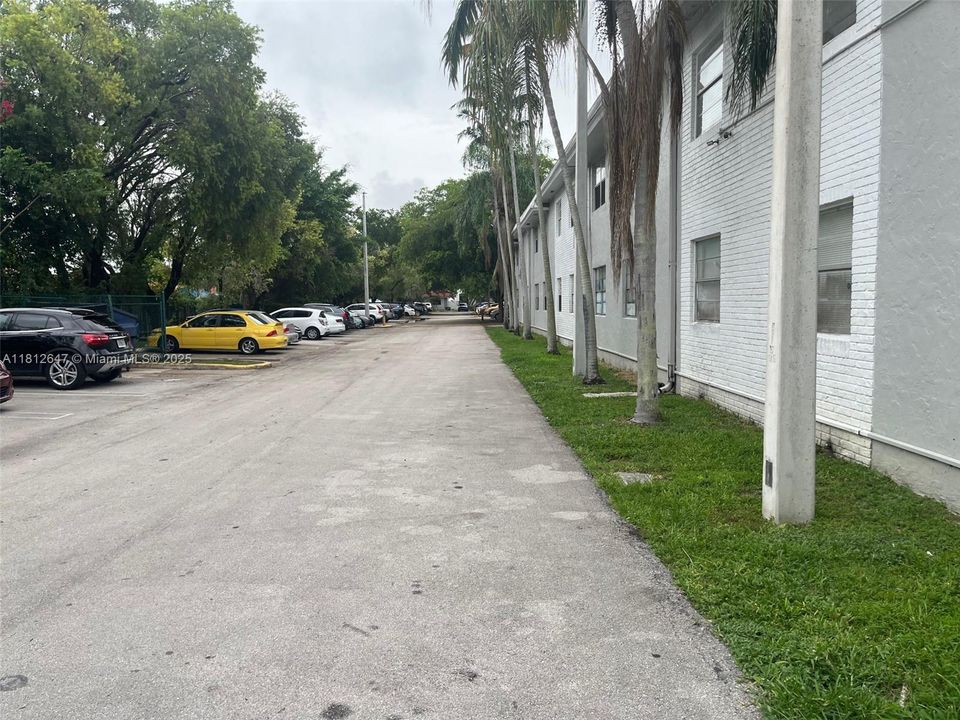 Под контрактом: $174,900 (1 спален, 1 ванн, 664 Квадратных фут)