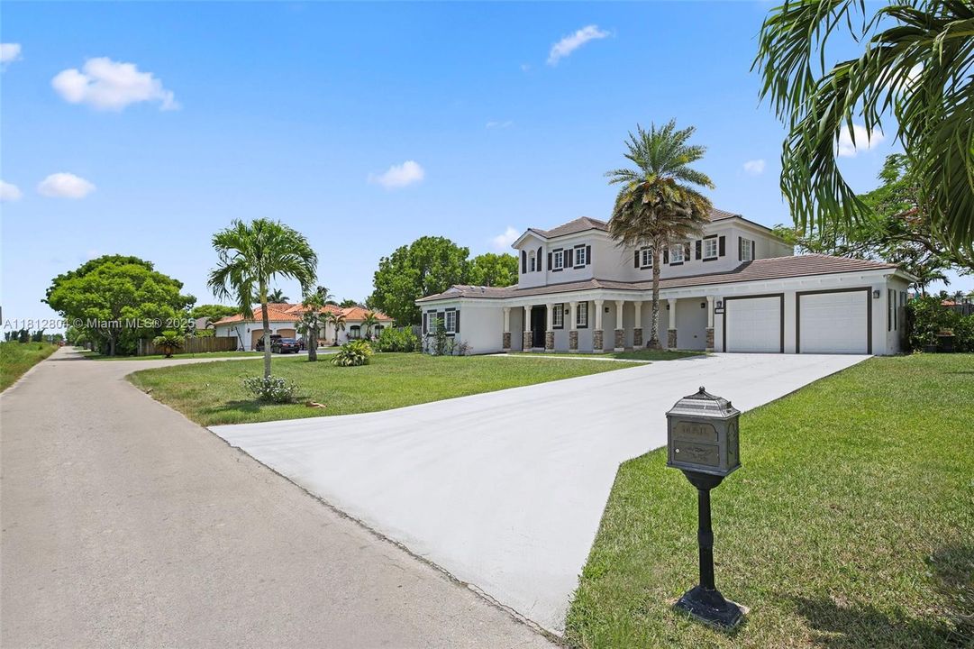 En Venta: $875,000 (4 camas, 3 baños, 3274 Pies cuadrados)