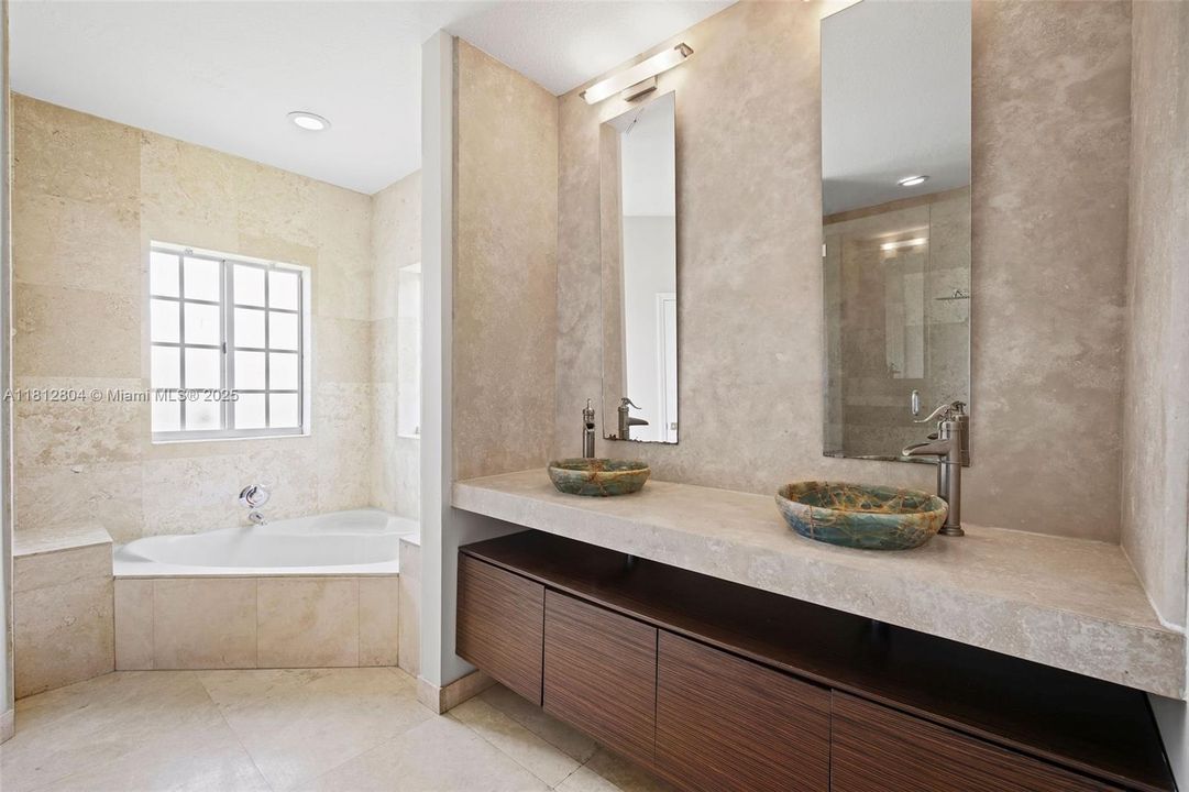 En Venta: $875,000 (4 camas, 3 baños, 3274 Pies cuadrados)