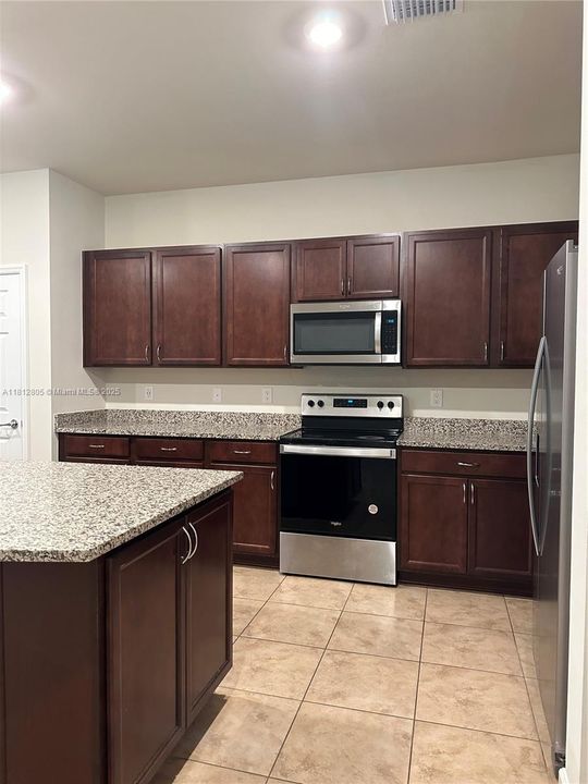 最近租的: $2,950 (3 贝兹, 2 浴室, 0 平方英尺)