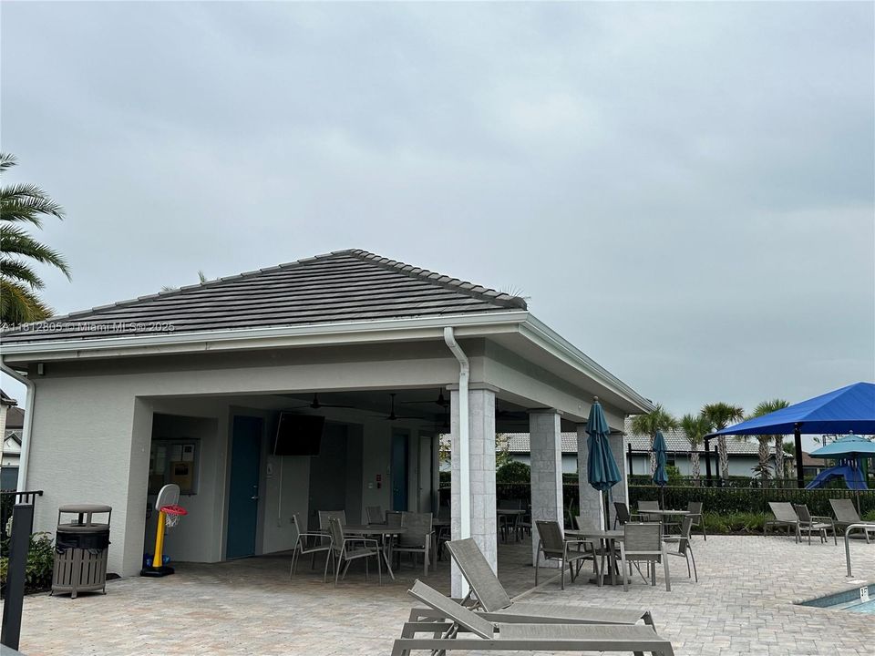 最近租的: $2,950 (3 贝兹, 2 浴室, 0 平方英尺)