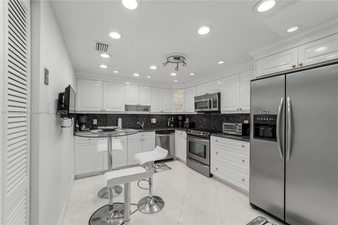 For Sale: $389,995 (2 beds, 2 baths, 1273 Square Feet)