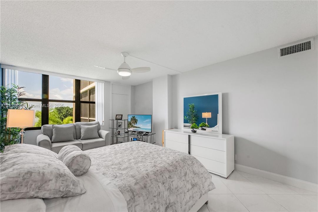 For Sale: $389,995 (2 beds, 2 baths, 1273 Square Feet)