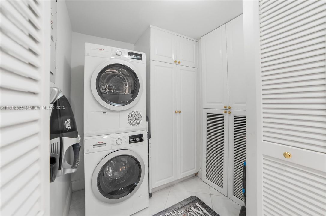 For Sale: $389,995 (2 beds, 2 baths, 1273 Square Feet)