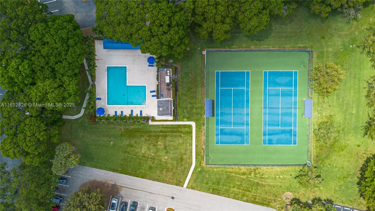 For Sale: $389,995 (2 beds, 2 baths, 1273 Square Feet)