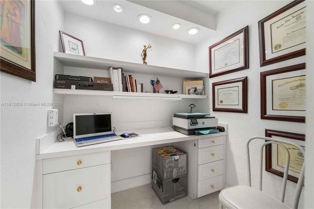 For Sale: $389,995 (2 beds, 2 baths, 1273 Square Feet)