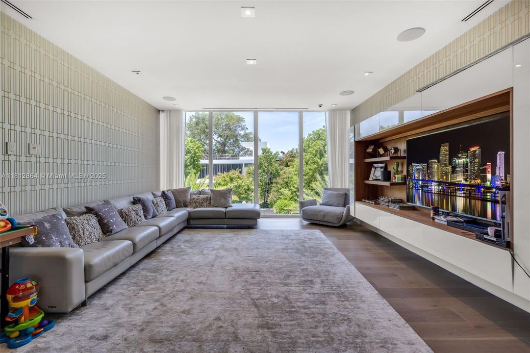 For Sale: $14,000,000 (6 beds, 6 baths, 6405 Square Feet)