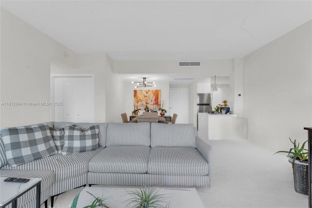 For Sale: $345,000 (1 beds, 1 baths, 760 Square Feet)