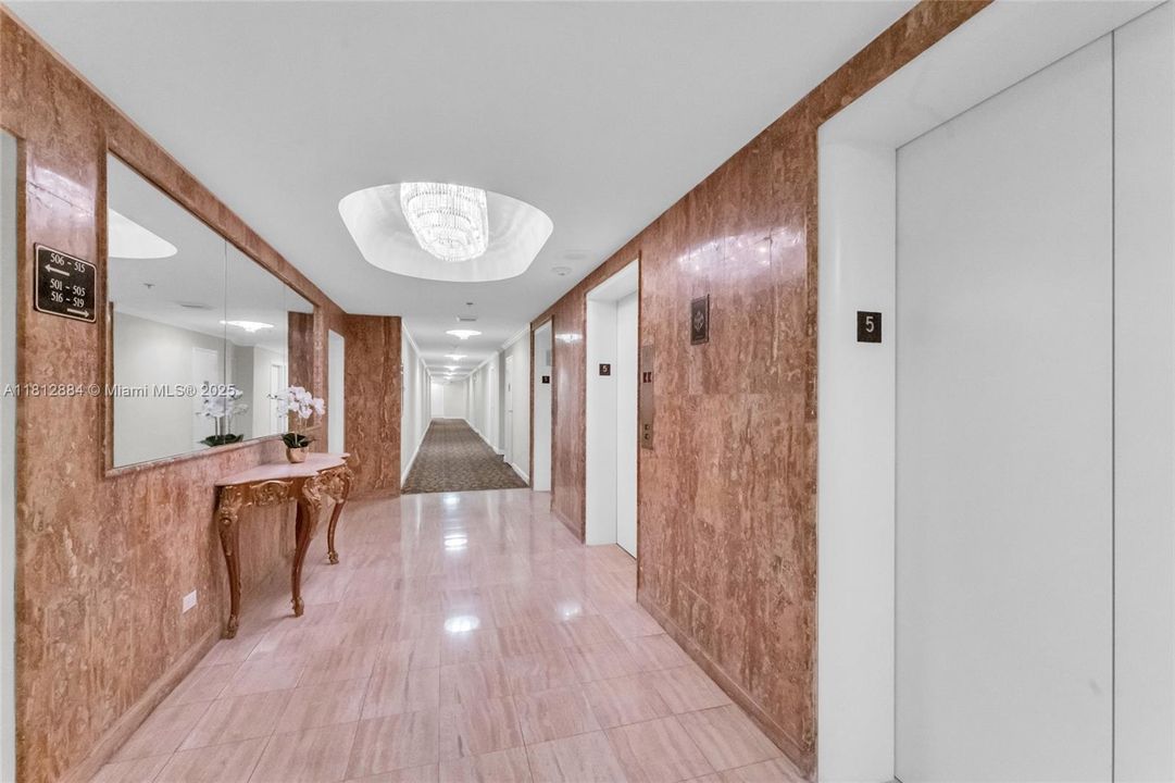 For Sale: $345,000 (1 beds, 1 baths, 760 Square Feet)